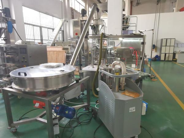 Sistema da embalagem do pó do saco da posição do enchimento do eixo helicoidal com transporte de parafuso