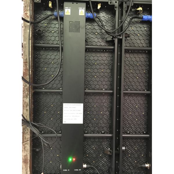 A cor completa interna do consumo da baixa potência conduziu a exposição que anuncia o peso leve