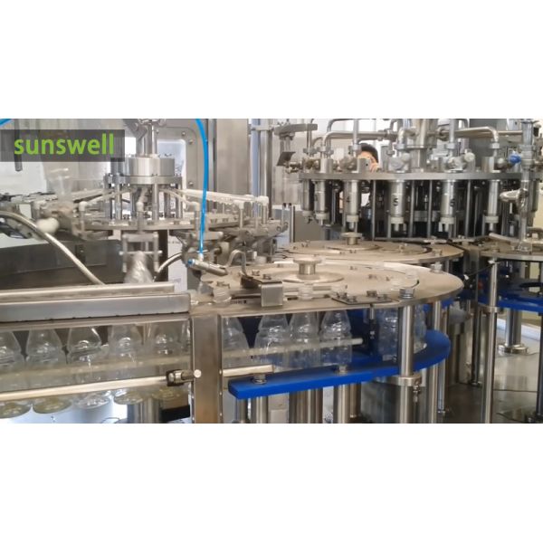 Пластмасса разливает горячий кокос по бутылкам машины завалки, машину завалки сока