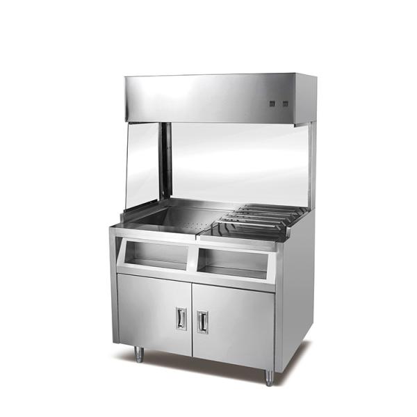 Microplaquetas trabalhador do equipamento do restaurante do fast food e mostra do aquecedor da batata