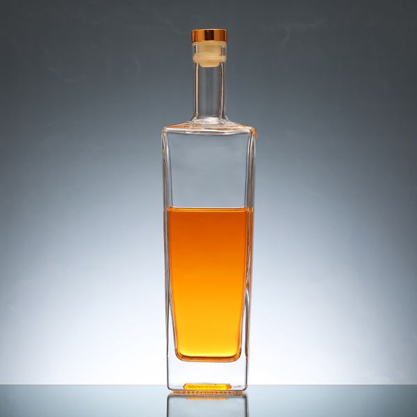 Customized 750ml Vodka Liquor Glass Bottle with Stopper and Transparent Material