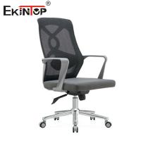 Silla de oficina de malla negra con reposabrazos estilo moderno personalizable