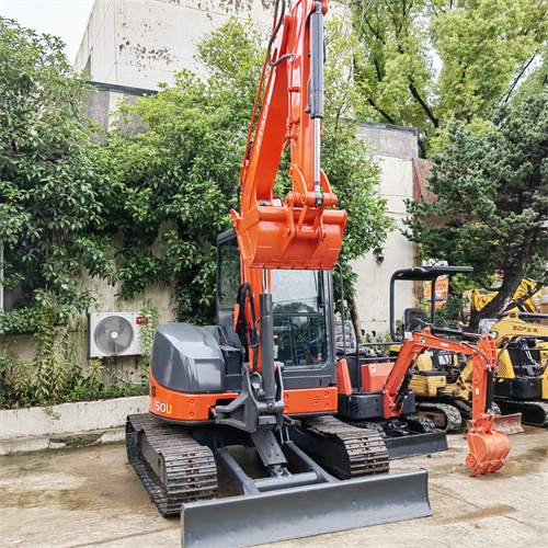 Une mini-excavatrice Hitachi ZX50U d'occasion 2021 avec 29,8 kW de puissance et de faibles heures de travail