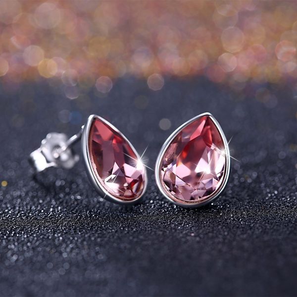 Женщины украшают дырочками стерлинговые серебряные серьги ювелирных изделий