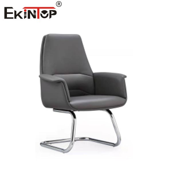 Черный высокоподнятый кожаный офисный стул с подлокотниками с регулируемой высотой