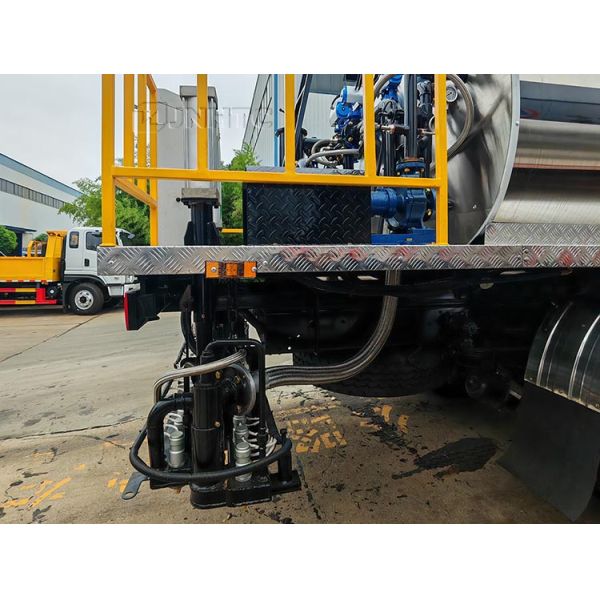 HOWO Асфальтораспыляющее оборудование грузовики 4х2 160 л.с. Интеллектуальный битум распылитель для продажи