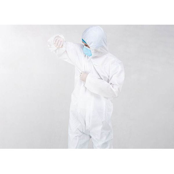 Médicos protetores descartáveis esfregam a roupa completa do corpo da combinação dos ternos