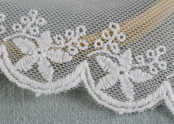 O laço de nylon bordado Scalloped da malha apara o costume floral da guarnição do laço do tule do algodão