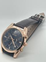 Reloj de cuarzo de 30 metros de altura con esfera negra y vidrio mineral.