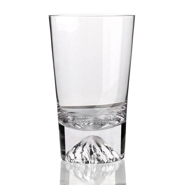 Прозрачная дунутая рука трясет стекло, регулярную чашку горы Фудзи снега формы