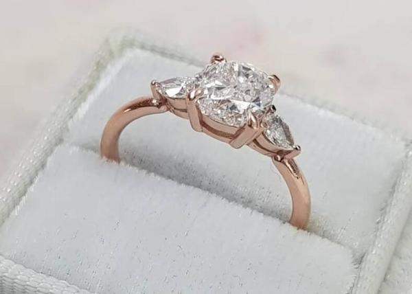 Claw setting Cushion Cut Diamond Ring with 8×8mm 3 Stone OEM