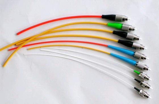 Perda de inserção baixa UPC FC fibra Pigtails suportar 10 Gigabit dados, transmissão de taxas