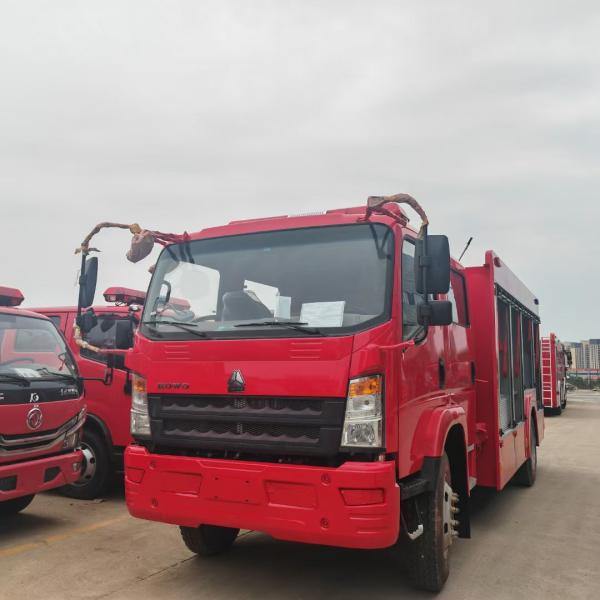HOWO 5.5CBM Foam Fire Fighter Vehicle , Firefighter Rescue Truck 4X2