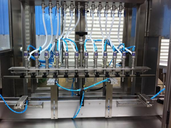 Máquina automática de enchimento de desinfetante de 1500 ml Máquina de embalagem de garrafas de líquido de 300L Min