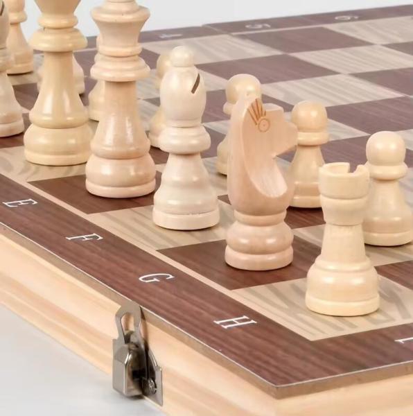 Un jeu de société d'échecs en bois amélioré, une pièce d'échecs artisanale et des emplacements de stockage pour enfants adultes