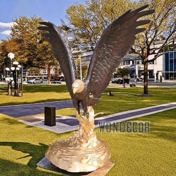 Águila calva de bronce sentado en el árbol