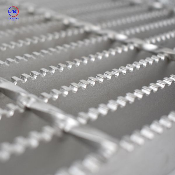 Réseau de grille à barres plates de qualité Q235 pour un débit d'air et de lumière optimal dans les environnements industriels