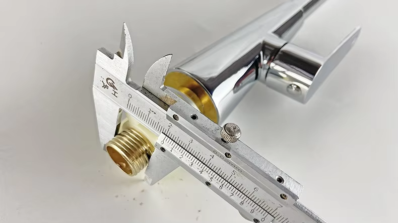 Induction Tap Silver Zinc Alloy Kitchen Sink Faucets With Earthenware Spool Material