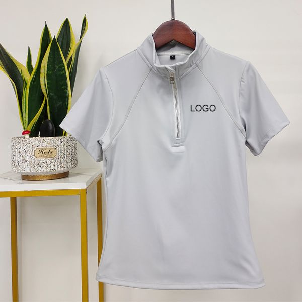 Классическая серая верховая езда покрывает вспотела дамы промелькивает вверх основной слой короткого рукава конноспортивный