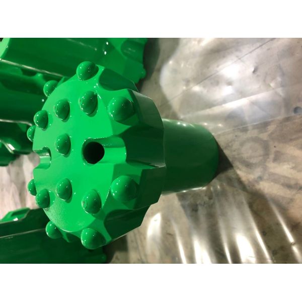 Extracción del material esférico del carburo de tungsteno de la broca T38 del botón