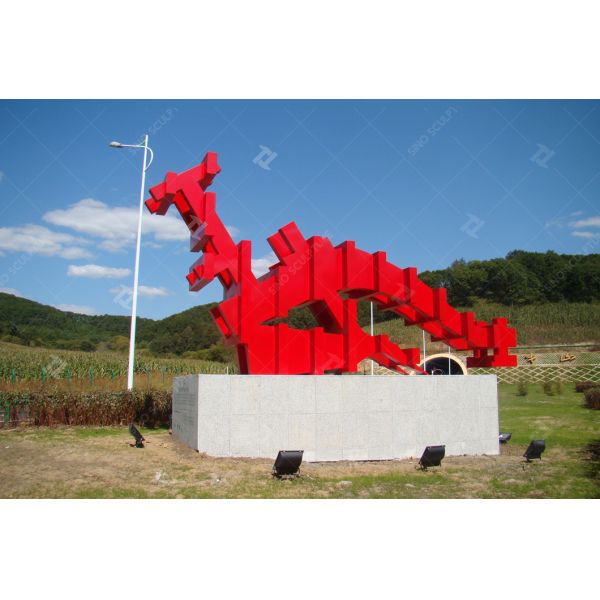 Современная наружная красная распыляемая стальная скульптура на шоссе
