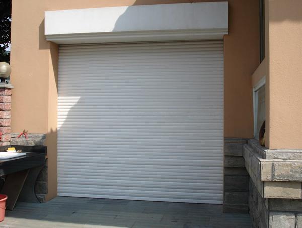 Porte de volet roulant motorisée commerciale en aluminium de 80 mm d'épaisseur et 1,2 mm