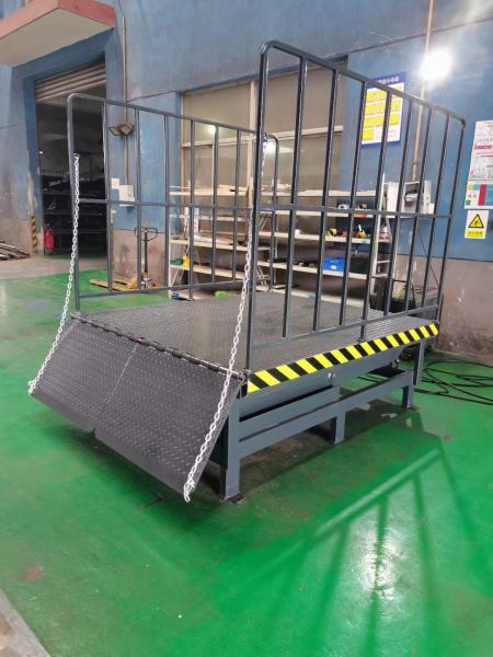 Hydraulic Dock Lift Scissor Platform 2000*3000mm 4500KG Payload On Warehouse Loading Bay