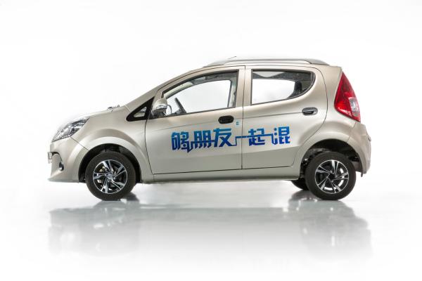 4 Wheels Drive White Body Mini Electric City Car With 2 Seats Good Climbing Ability