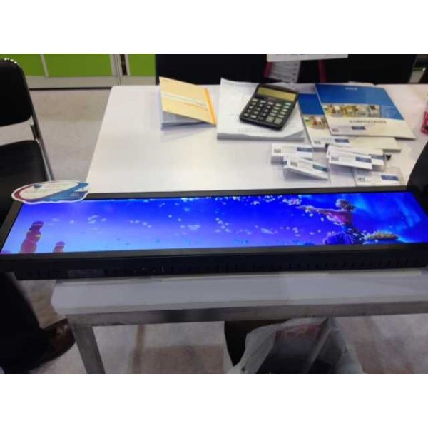 A barra esticada 28 polegadas LCD indica o quiosque do Signage de Digitas para ônibus e estações de metro