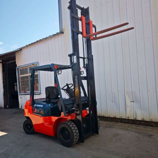 Camion élévateur diesel japonais Toyota 20 2 tonnes 3,5 mètres Camion élévateur utilisé Toyota machine de levage