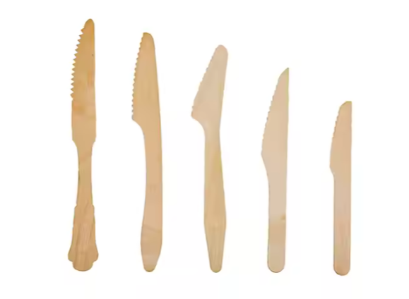 Деревянные столовые приборы для пикника или ресторана