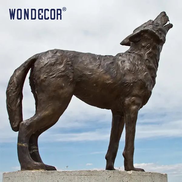 Дикая погода оформления открытого сада леса сопротивляется скульптуре волка отливки металла