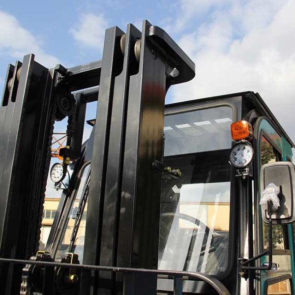 4 Ton Off Road Forklift Truck Diesel Power Automatic Transmission Triplex Container Mast