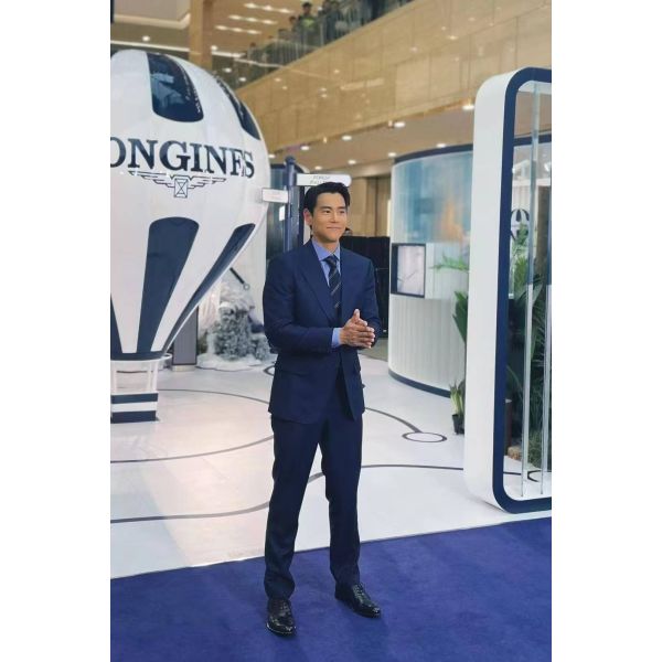 FRP (Fiberglass Reinforced Plastic) Balloon Horse Sculpture: A Decorative Sculpture Clearly of the Same Style, Used as a IP Event Installation, Landscape Ornament, and Decoration for Bars and