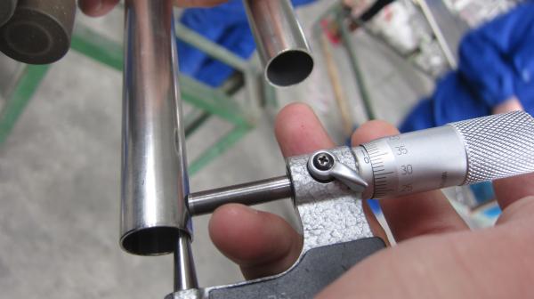 Tubo recocido brillante del acero inoxidable: TP304, TP304L, TP316, TP316L, TP316Ti con la prensa fría. Extremo llano con el casquillo plástico