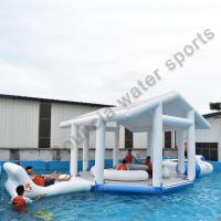 Isla flotante inflable con el trampolín del agua