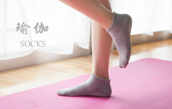 Cotton Gym Sports Non Slip Fitness Socks Quick Dry With Jacquard / Embroidery Pattern