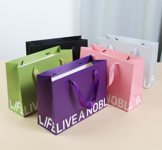 Bolsas de regalo Kraft blancas impresas a medida con espesor reforzado