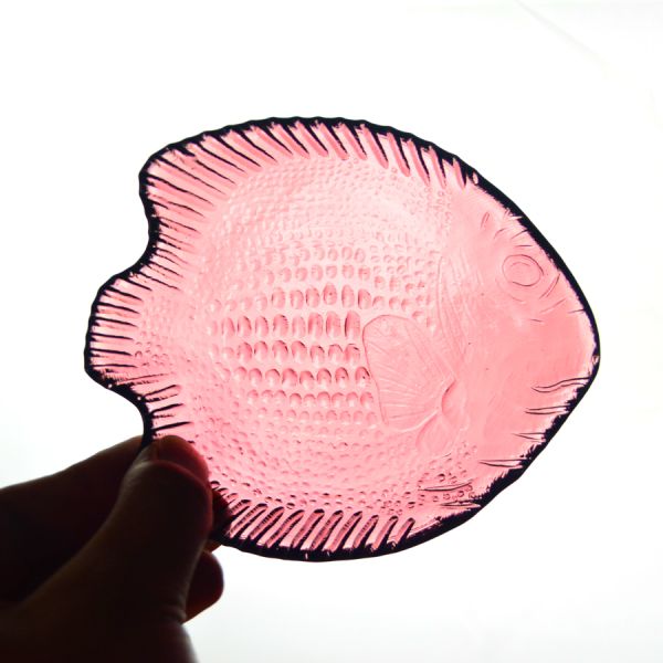 Солдат нерегулярной армии сформировал покрашенные творческие стеклянные плиты заряжателя