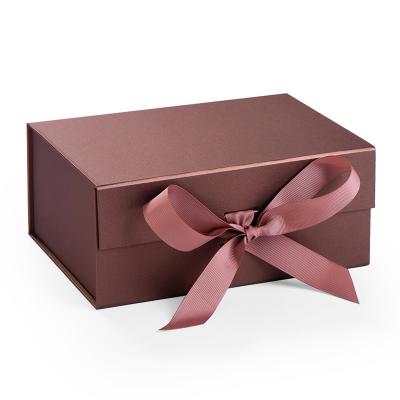 4C luz cortada - caixa de papel dobrável marrom com fita de seda