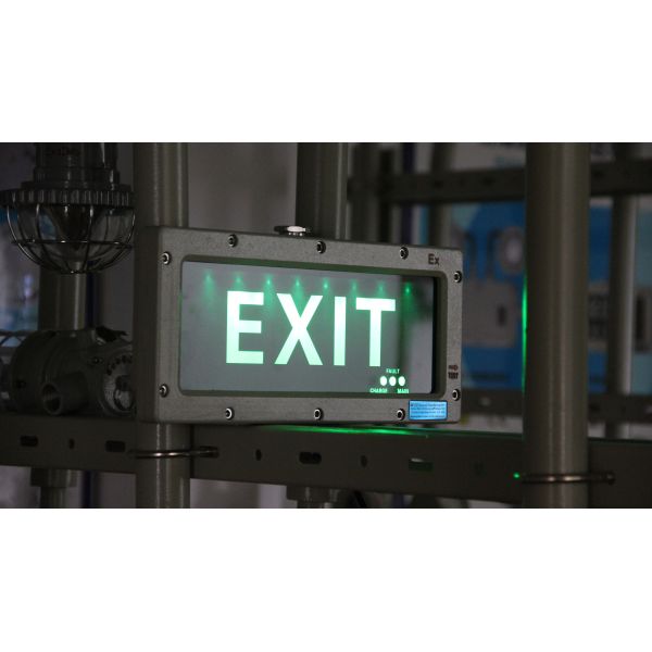 Señal de salida LED con tiempo de emergencia de 180 minutos de grado industrial IP66 para entornos peligrosos con función de iluminación de emergencia