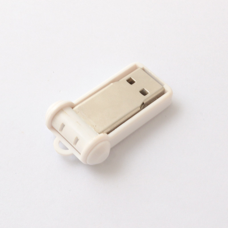 Переработанный USB-накопитель с полной памятью, подключенный к флеш-накопителю с помощью чипов Toshiba