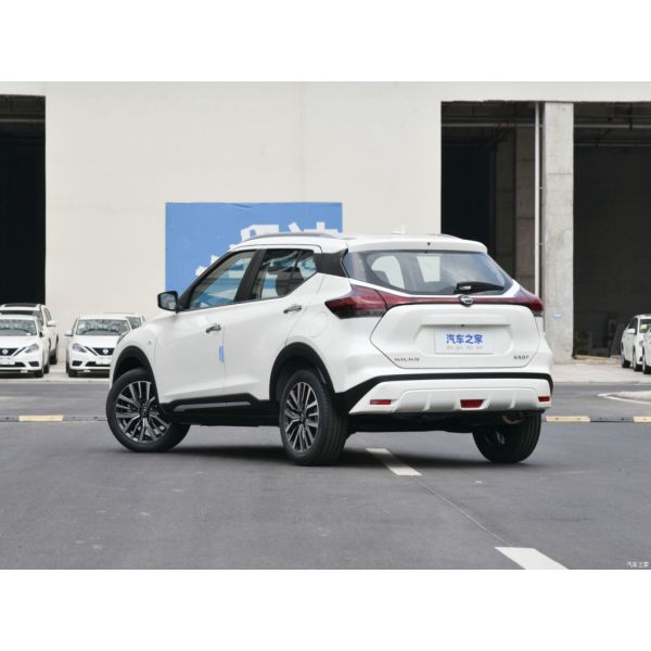 Бензиновый внедорожник 2023 Nissan Kicks с автоматической коробкой передач и модным дизайном