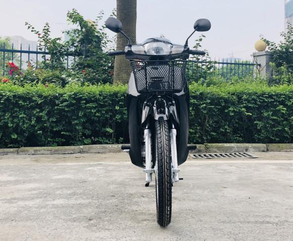 Une moto de 125cc chinoise à grande vitesse.