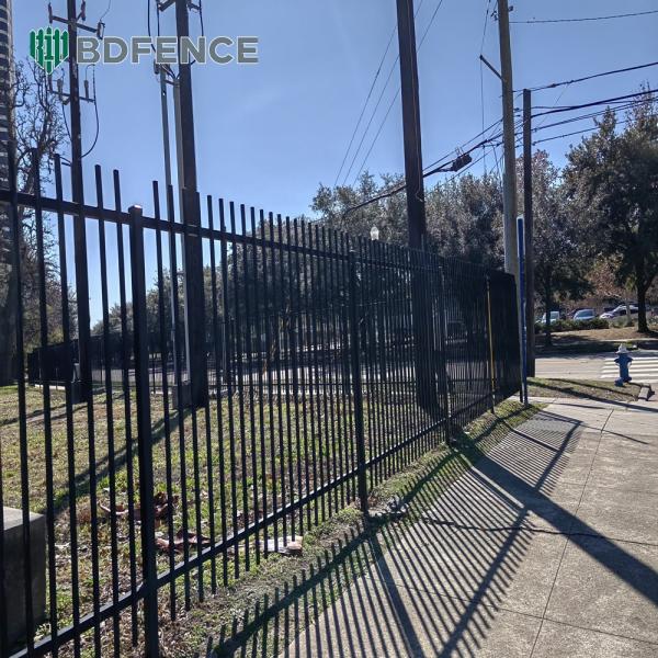 Modern Tubular Steel Fence Sleek Design