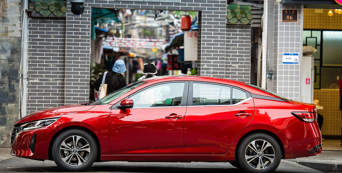 Автоматический седан Nissan Sylphy 1.6L CVT с пробегом 25001-50000 миль в 2024 году