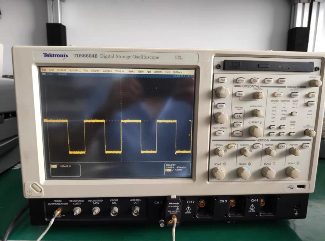 Использованный Tektronix TDS6604B Цифровой хранилищный осциллоскоп 4 канала 6 ГГц Цветной ЖК-дисплей