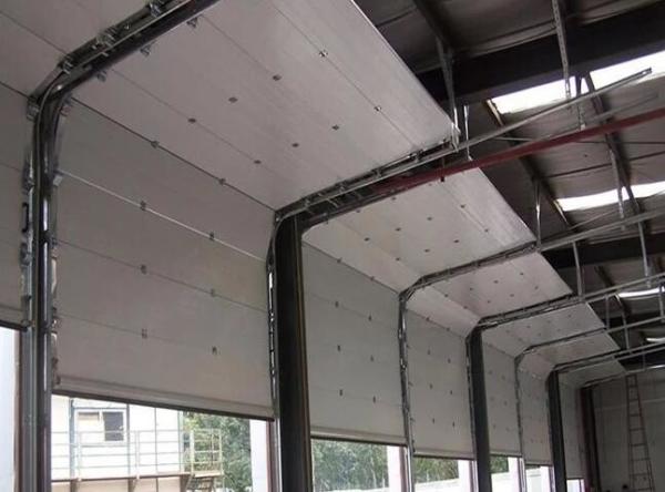Segurança Portas seccionais de aço isolado Modernas Operação elétrica / manual Venda direta de fábrica porta comercial de sanduíche