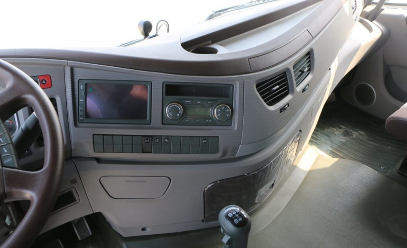 Yellow 10 Wheels Prime Mover Truck 6x4 Drive Mode LHD RHD 375HP CCC Certified