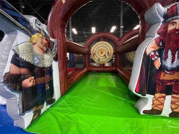 インタラクティブなカーニバルゲーム ダブルレーン斧投げ 膨らませられる斧投げ イベントパーティー